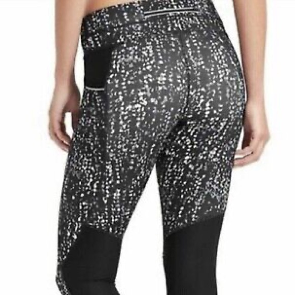 🩷ATHLETA MESH CAPRI PEBBLE BE FREE KICKER BLACK WHITE LEGGINGS SIZE MEDIUM - Picture 3 of 11